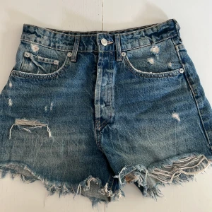 Jeansshorts  - Jeansshorts från zara, knappt använda!🩷