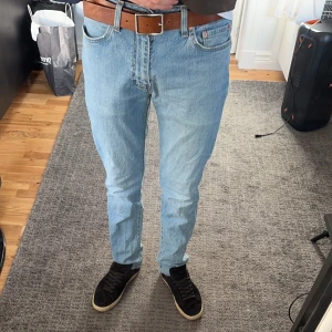Levis 511 slim - Ett par Levis 511 slim i storlek 32/34. Inköpta för 1100kr i höstas. Inte använda så mycket bara ett par gånger, inga defekter.