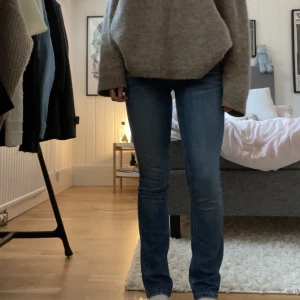 Lågmidjade jeans - Jättesnygga lågmidjade jeans från märket Pepe jeans, modell saturn! Storlek waist 24 och inseam 32! Använda ca 2 gånger! 