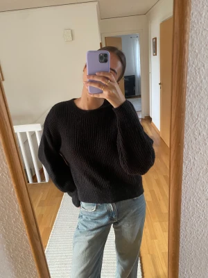 Svart stickad tröja  - Svart stickad tröja i storlek Xs 🩷 aldrig använd som ny! 