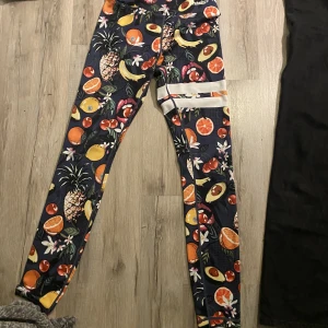 Träningabyxor  - Säljer ett par strongerbyxor som är i väldigt gott skick (säljer pga ingen användning)