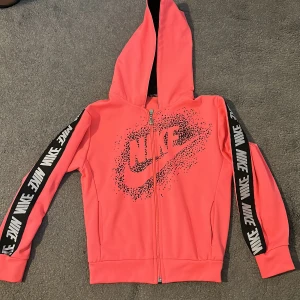 Nike kofta  - Oäkta Nike kofta storlek 104-110 