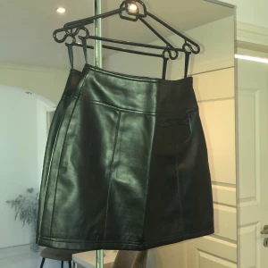 Kjol - Så snygg kjol med dragkedjedetalj vid sidan. 