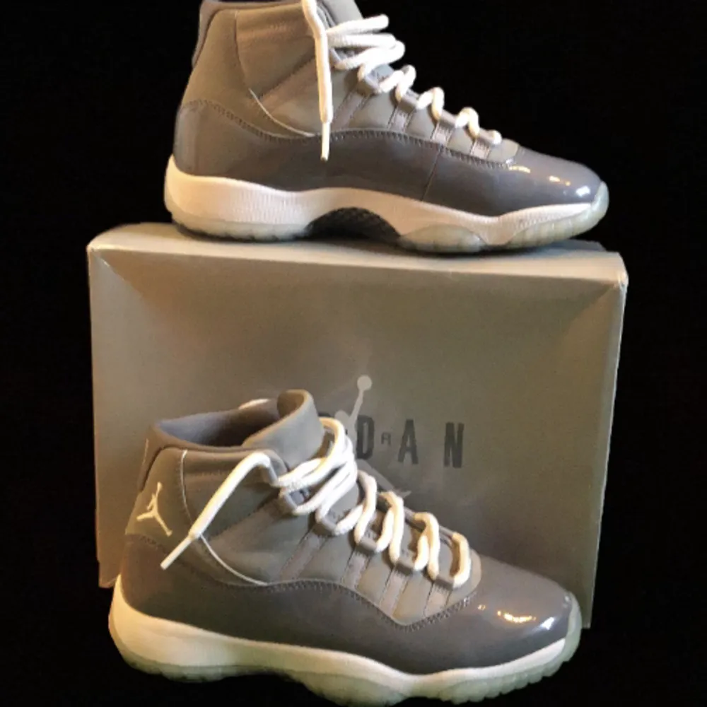 Säljer ett par Jordan 11 ”cool grey” då de har blivit försmå. De är köpta här på plick för 2600, mitt pris 1800, storlek 40 men passar även 39/41. Pris kan diskuteras. Skriv dm vid funderingar!. Skor.