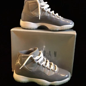 Jordan 11 cool grey - Säljer ett par Jordan 11 ”cool grey” då de har blivit försmå. De är köpta här på plick för 2600, mitt pris 1800, storlek 40 men passar även 39/41. Pris kan diskuteras. Skriv dm vid funderingar!