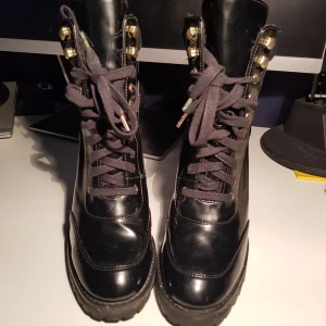 Klackskor - Klackskor med redig klack, köpta från H&M. Stadiga att gå i och i bra skick, har dock lätta slitningar på innersidan. Skriv gärna om ni är intresserade, så skickar jag fler bilder! Klacken är 10 cm hög.
