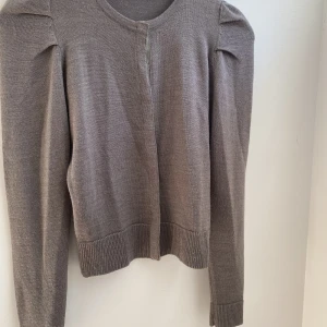 Kofta - En söt grå/brun kofta i storlek xs. Puffärmar, perfekt till sommaren🌼 Frakt tillkommer;)