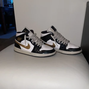 Jordan 1 mid patent black white gold - Skick 6/10  Säljs för cirka 2000 kr på stockX. Säljer billigt Kan mötas upp i Stockholm  Pris kan diskuteras