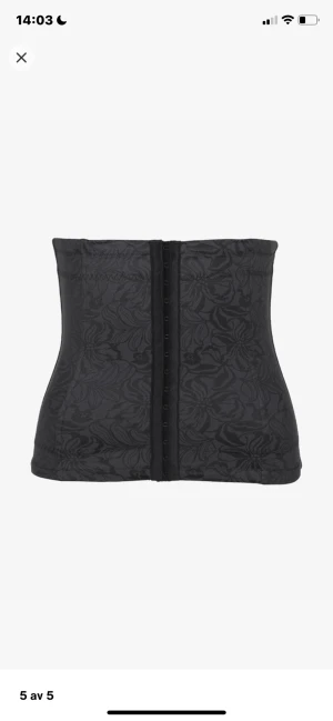 Korsett - Säljer min såå snygga svarta korsetttopp! Skulle säga storlek S! Kom gärna med prisförslag 💗💗