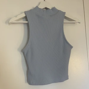 Blå topp - Supersöt blå topp med krage💗använd fåtal gånger så i bra skick😍stl M/L men väldigt liten i storleken så skulle säga att den är storlek xs/s🌸tryck inte på köp nu