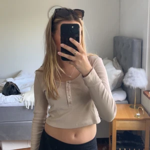 Beige tröja - Beige tröja från nakd. Aldrig använd🤍