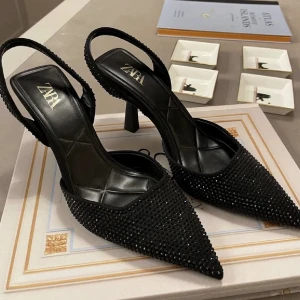 Zara - klackar - Superfina klackskor från Zara säljs pg.a fel storlek - Nypris 700:-   