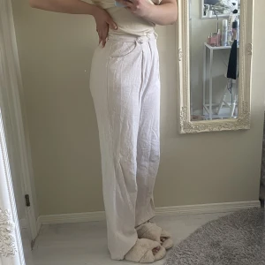 Linnebyxor  - Riktigt snygga linnebyxor från Stradivarius Strl 38, säljer då dom blivit för små för mig! En blandning av beige, vit och lätt rosa i färgen! Passar utmärkt på mig som är 175cm. Köparen står för fraktkostnad🤍