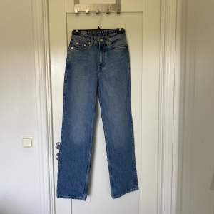 Helt nya Weekday jeans i modellen Rowe. Storlek 26/32. Aldrig använda pga fel storlek.