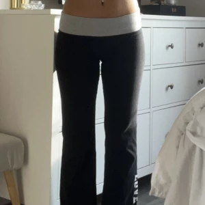 Pink - Jätte fina och sköna Pink yoga pants i bra kvalite! Säljs pga kommer inte till användning🌸