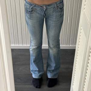 Säljer mina fina lowaist bootcut jeans som är vintage💕.Väldigt populära men använder dom inte så ofta❤️.Tveka inte att fråga!