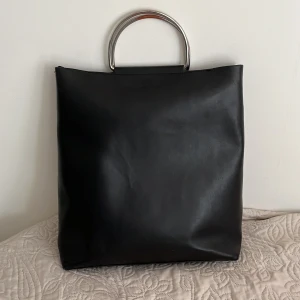 Skinnväska - Skinnväska från Carin Wester! Får plats med dator, och inne finns en necessär som hör till väskan. 👜