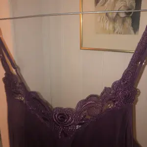 Mörklila klänning i nyskick i silke:)