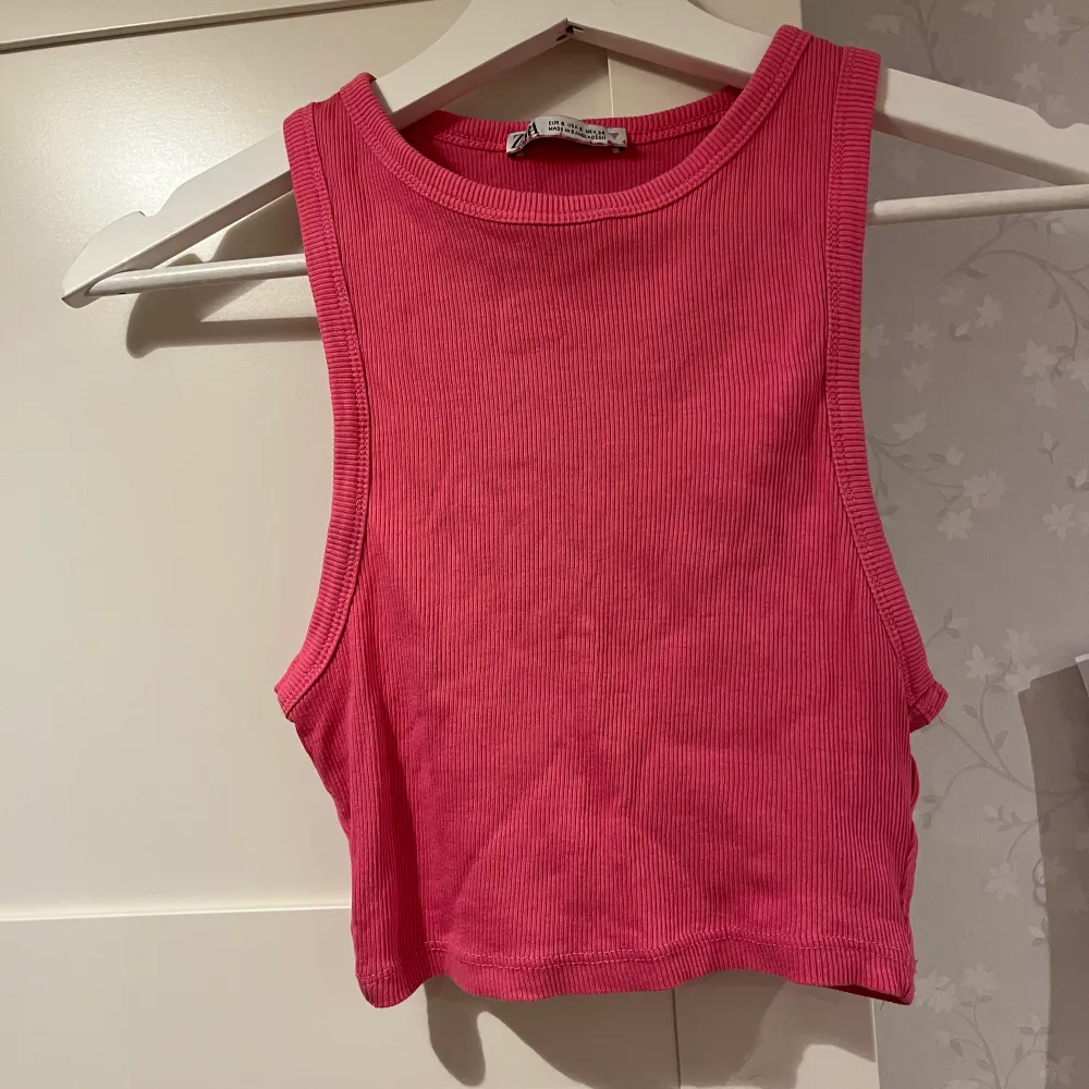 Superskönt linnen från Zara och H&M (de rosa o vita e från zara och svarta ifrån H&M) 1 för 50 2 för 90 3 för 120. Toppar.