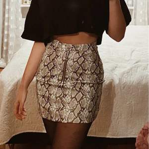 Fin kjol från H&M i fint skick! Endast använd 2 gånger!
