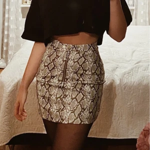 Kjol med snakeprint - Fin kjol från H&M i fint skick! Endast använd 2 gånger!