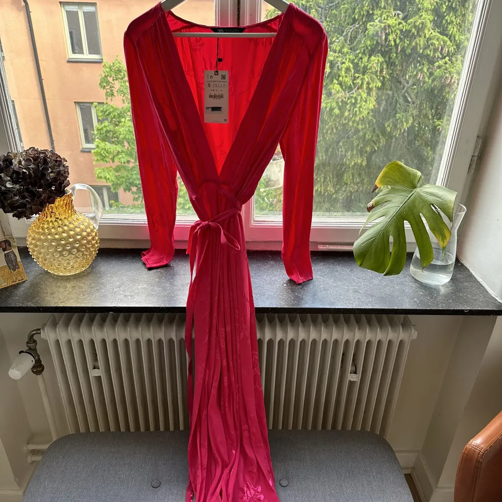 Klänning från Zara  Färg: fuchsia/rosa Storlek: S Skick: Ny, helt oanvänd med lappen kvar 🤍 Nypris: 699kr. Klänningar.