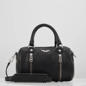 Zadig väska  - Säljer nu min fina zadig väska (zadig sunny bag) pga att jag aldrig får användning för den! har bandet till och äkthetsbevis. Nypris 5000❤️ KLICKA INTE PÅ KÖP DIREKT!!!!