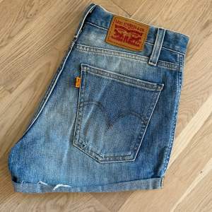 Säljer mina jeansshorts från Levis i storlek W25. Använda men i fint skick 💙
