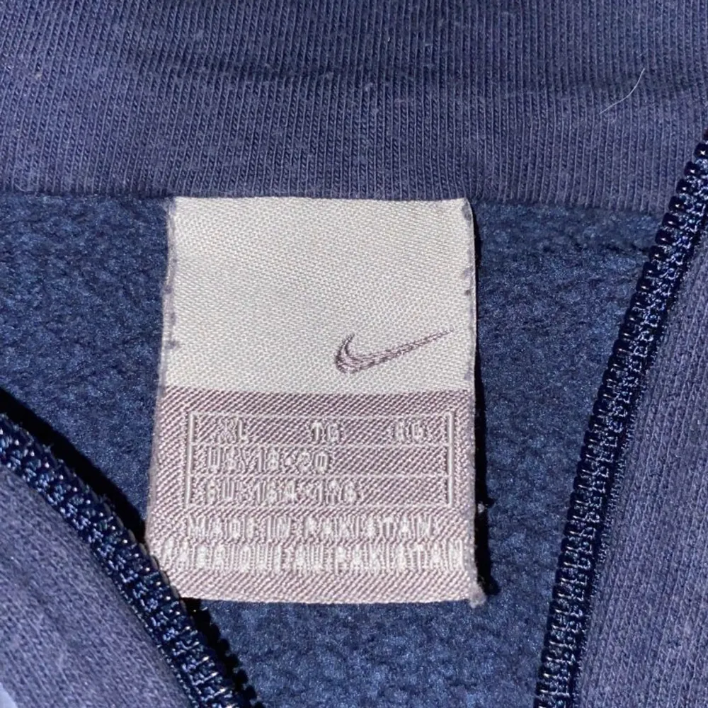 En snygg Nike hoddie. Väl använd men är lite nopprig. 7/10. Sitter lite mindre än XL, mera L. Köparen står för frakten! Kontakta innan köp eller för flera frågor. . Hoodies.