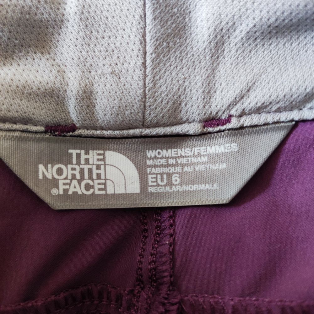 Nice outdoor short from the North face size 38/40. Shorts.