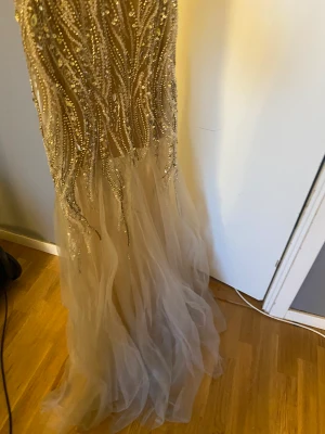 Festklänning  - Använd bara i några timmar köpte den för 2 månader sen. Säljer den för bra pris