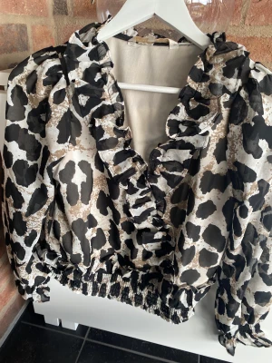 Leopard blus - Leopard blus med volang