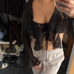 Topp - Skit snygg topp som tyvärr är för liten för mig och därmed endast testad, prislapp kvar. Köpt från England. Storlek 38💞