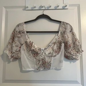 Bralette/lingerie/top - Såå fin bralette/top med blommiga och guldiga detaljer samt en rosett. Går att använda som underkläder eller som en top för finare tillfällen. Den har även en bygel för bättre passform 
