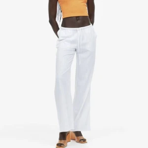 Linnebyxor H&M - Säljer dessa poplärar linnebyxor från hm i storlek XS. Jättebra skick och inga märken💞Jag är 164. Direkt pris 500kr