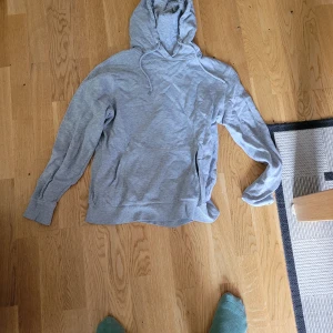 Grå hoddie säljes  - Jag säljer en grå hoodie i bra skick, i strl medium 