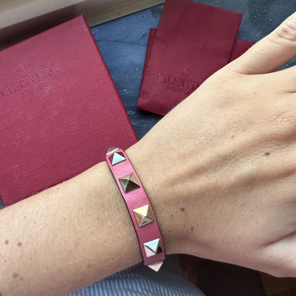 Valentino armband i en så fin rosa färg! Armbandet är i använt skick och lite mörkare på baksidan, men inget som syns när man använder det! Låda och taggar medföljer.. Accessoarer.