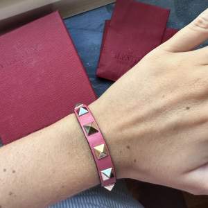 Valentino armband i en så fin rosa färg! Armbandet är i använt skick och lite mörkare på baksidan, men inget som syns när man använder det! Låda och taggar medföljer.