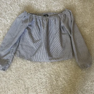 Randig blus - Köpt från brandy melville för 200 kr. Säljer då jag inte använder den längre!