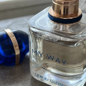 Girgio Armani  - Ny pris 760  Luktar som en dröm men säljer då en annna parfym är mer min signaturdoft 🌸