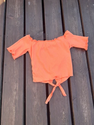 Neon topp  - En mindre topp (magtröja) med en fin knytning i ryggen. 