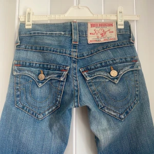 True religon jeans - Sååå snygga true religon jeans som tyvärr är för små på mig (så kan ej visa bilder på) Säljer 1 par till!🤍 Modellen är bootcut💕Innebenslängden: 80cm Midjan: 34cm