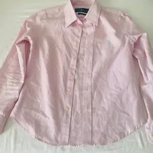 Rosa Ralph Lauren skjorta, funkar perfekt som en kofta eller att använda så som den är, storlek S