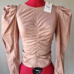 Blus med puffärmar - En superfin blus med stora puffärmar!☀️ Supersnygg, aldrig använd och prislappen kvar.  Ordinarie pris 349 kr! 3 FÖR TVÅ PÅ ALLT och fri frakt vid köp av minst 250 kr, kontakta mig då!🦋