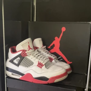 Air jordan 4 fire red - 🔥Air Jordan 4 fire red 🔥☀️Perfekta till sommaren ☀️🦋Box finns 🦋💯Äkta 💯✅Skickar gärna fler bilder eller svarar på frågor ✅🧸Storlek 42,5 🧸📦Kan frakta eller mötas upp i Stockholm 📦🌸Pris kan diskuteras vid snabb affär 🌸