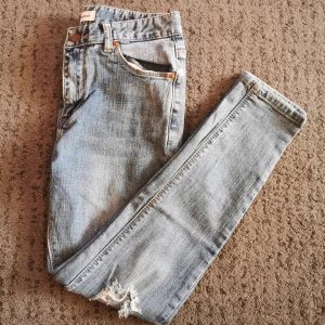 Fangguixiang  - Jeans är i nyskick och är ganska snygg. Passar mest för barn eller kvinnor som tycker om blommor. Mått för jeans är 88cm i benlängd, 60cm i inre ben och 35cm i midjan.