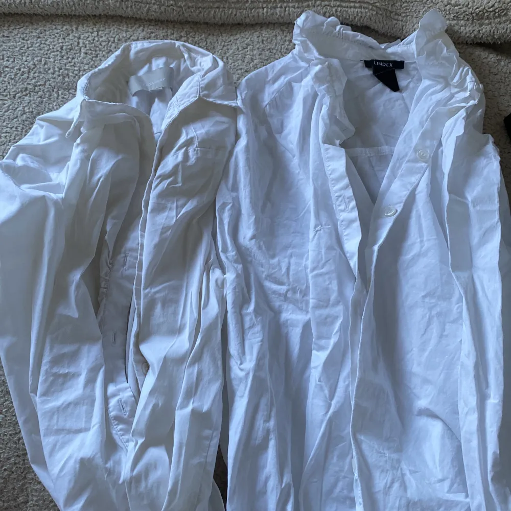 Två vita skjortor (högra är mer blusliknande), kan köpas enskilda (40kr/st). Bra skick . Övrigt.