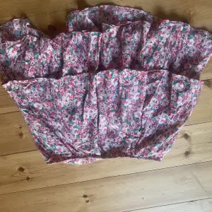 Säljer en volang kjol från zara, köpt förra året skulle jag tro, och har används minst 3 gånger