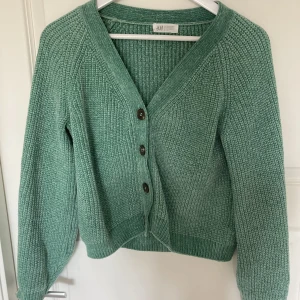 Hm kofta - En jättefin och mjuk grön kofta från H&M ganska använd och lite sliten som ni kan se på bild två 💞