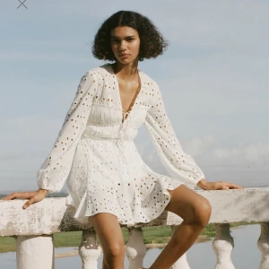 Zara klänning - Säljer denna broderade zara klänning, oanvänd och endast testad eftersom jag hittat en annan klänning till studenten. Storlek M, men även någon som bär S🫶 hör av er om ni vill ha bilder på den